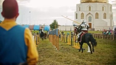 Bulgar, Rusya 11-08-2019: Şövalyeler sahada bir savaş yaşıyor - birbirlerine çalışan ve plastik mızrak kırma