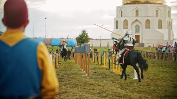 BULGAR, RUSIA 11-08-2019: Caballeros librando una batalla en el campo - corriendo unos contra otros y rompiendo la lanza de plástico — Vídeos de Stock