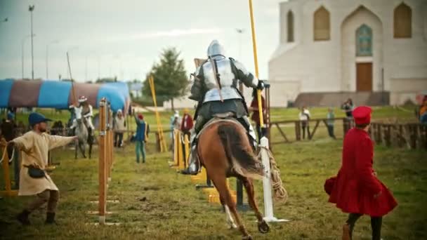 BULGAR, RUSSIA 11-08-2019: Knights having a battle on the field - running on each other and breaking the plastic spear - assistens helping with preparation for the battle — Stock Video