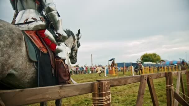 Bulgar, Rosja 11-08-2019: Rycerze walczą na zielonym polu-człowiek czekając na jego kolej okrakiem konia — Wideo stockowe