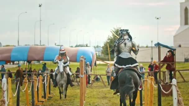 BULGAR, RUSIA 11-08-2019: Caballeros luchando en el campo - corriendo uno contra el otro y rompiendo el arma de plástico - festival medieval — Vídeo de stock