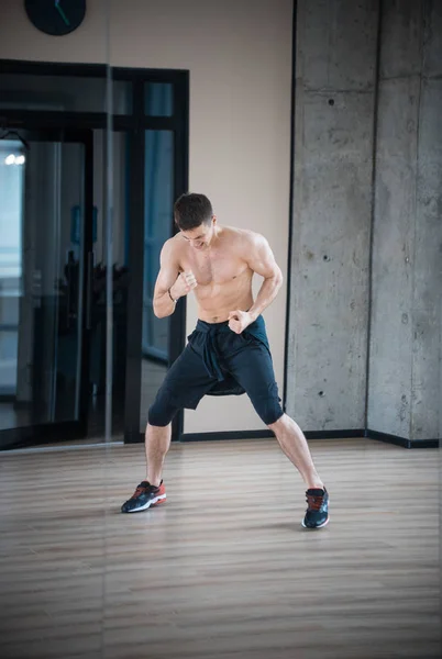 Un atletico mezzo nudo uomo boxer formazione in studio — Foto Stock