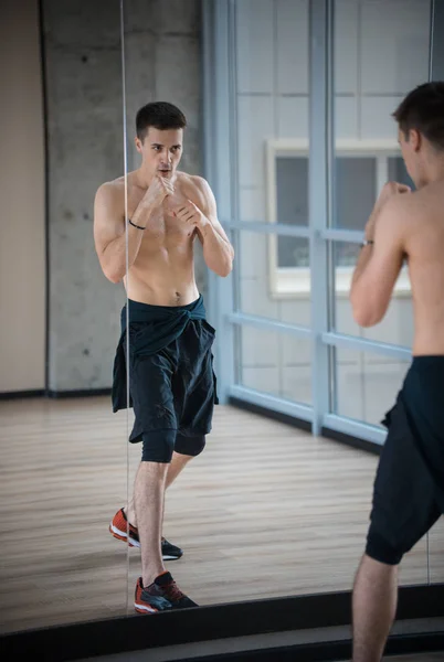 스튜디오에 서있는 운동 남자 - 거울 앞에서 훈련 — 스톡 사진