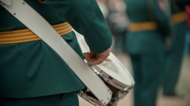 Bir rüzgarlı çalgı askeri geçit töreni - davul çubukları ile snare isabet kostümlü bir adam