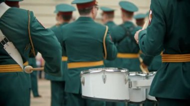 Bir rüzgarlı enstrüman askeri geçit töreni - davul çalan yeşil kostümler insanlar