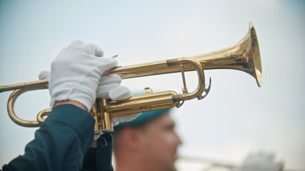 Un desfile militar de instrumentos de viento: un hombre tocando la trompeta al aire libre — Vídeos de Stock