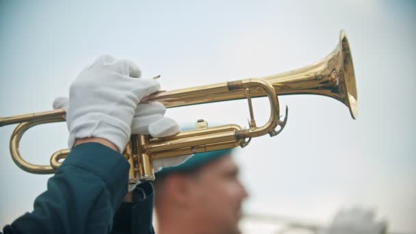 Un desfile militar de instrumentos de viento: un hombre tocando la trompeta al aire libre — Vídeo de stock