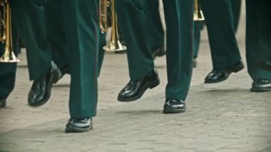 Bir rüzgarlı enstrüman geçit töreni - yeşil kostümleri insanlar müzik aletleri tutan noktada yürüyüş - askeri müzik festivali