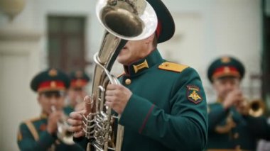 Bir rüzgarlı enstrüman askeri geçit töreni - bir adam müzik aleti açık havada oynuyor