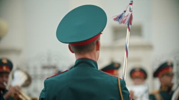 Instrument wiatr parada wojskowa-kapelmistrzem w zielonej kostium prowadzący orkiestrę — Wideo stockowe