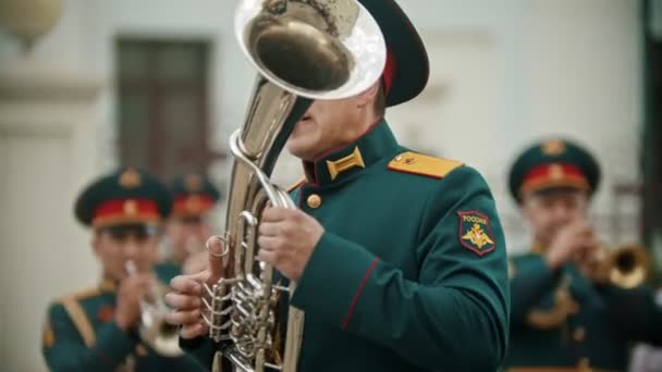 Een blaasinstrument militaire parade-een man spelen muziekinstrument buitenshuis — Stockvideo