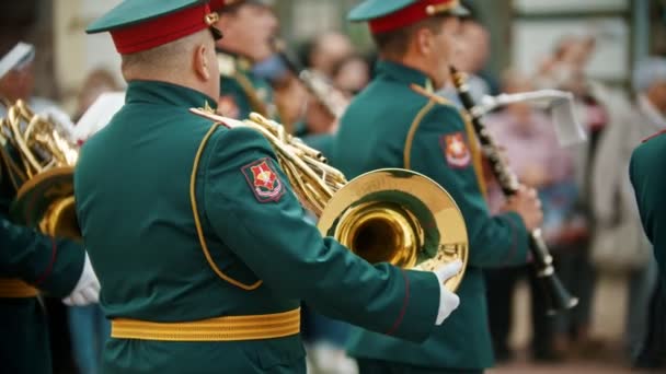 Военный парад духовых инструментов - солдаты, стоящие на улице и играющие на инструментах — стоковое видео