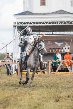 Bulgar, Rusya 11-08-2019: Knight sahada bir ata biniyor