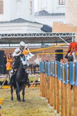 Bulgar, Rusya 11-08-2019: Ortaçağ Festivali'nde mızraklar kırılan Şövalye Turnuvası