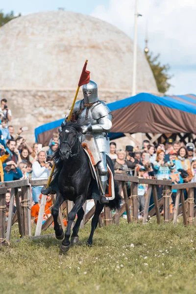 BULGAR, RUSIA 11-08-2019: Caballero montando un caballo junto a la valla en el campo sosteniendo una bandera —  Fotos de Stock