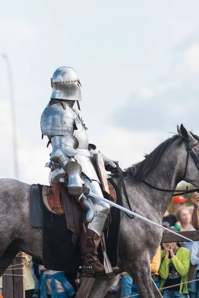 BULGAR, RUSIA 11-08-2019: Caballero montando un caballo sosteniendo una espada —  Fotos de Stock