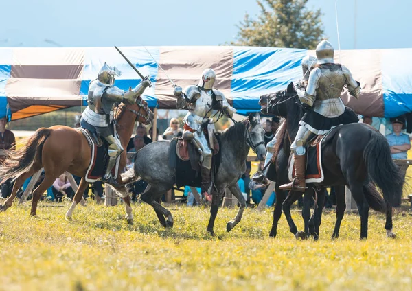 BULGAR, RUSIA 11-08-2019: Caballeros luchando en el campo - festival medieval —  Fotos de Stock