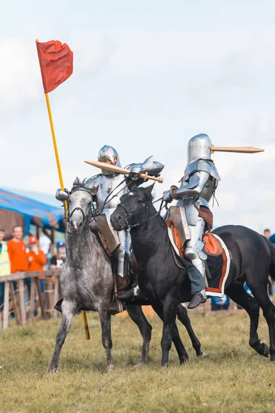 Bulgar, Rusya 11-08-2019: Kılıçlarla kavga eden iki şövalye - biri bayrak tutuyor — Stok fotoğraf