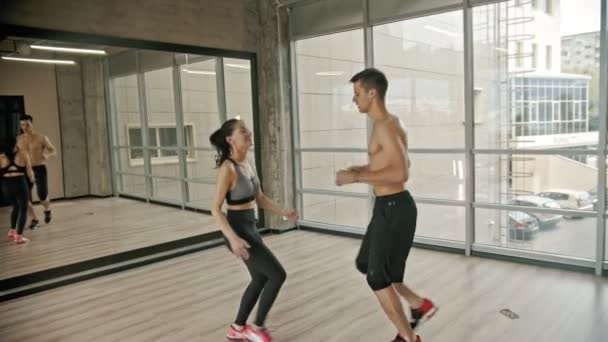 Een man en vrouw training in de Studio — Stockvideo