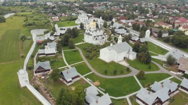 Eingezäuntes Gelände der Kirche im Dorf - Susdal, Russland — Stockvideo