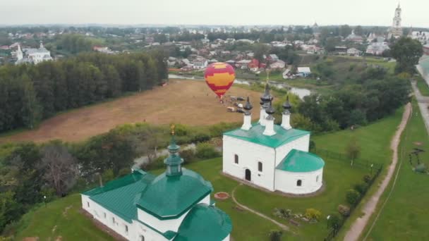 Pequeño pueblo cristiano - festival de globos aéreos - un globo a punto de despegar en el cielo - Suzdal, Rusia — Vídeos de Stock