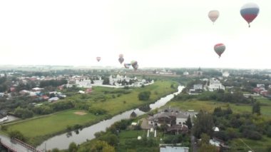 Küçük bir köy - gökyüzünde uçan büyük hava balonları - Suzdal, Rusya