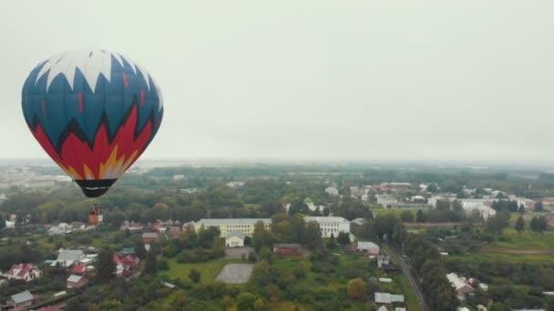 Ένα χωριό-ένα πολύχρωμο αερόστατα που πετάει στον ουρανό-Σούζνταλ, Ρωσία — Αρχείο Βίντεο