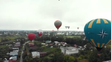 18-07-2019 Suzdal, Rusya: köyün üzerinde farklı dev hava balonları uçuyor - balonlar üzerinde markaların farklı yazıtları