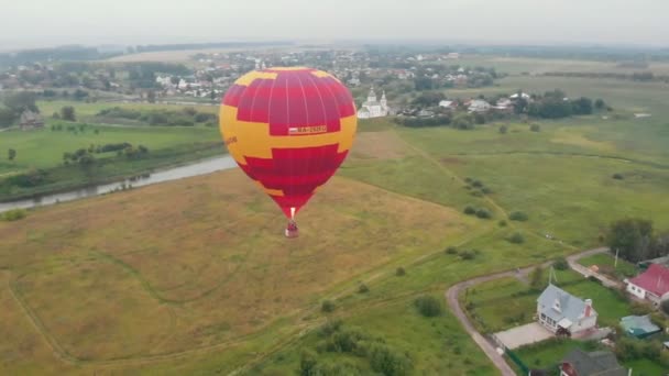18-07-2019 Suzdal, Rosja: balon latający nad polem-napis mówi: profesor Oleg Danilov — Wideo stockowe