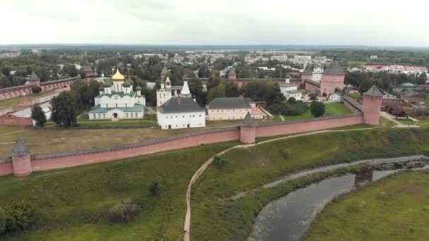 18-07-2019 Suzdal, Oroszország: a templom és a város fő látnivalóinak bekerített területe — Stock videók