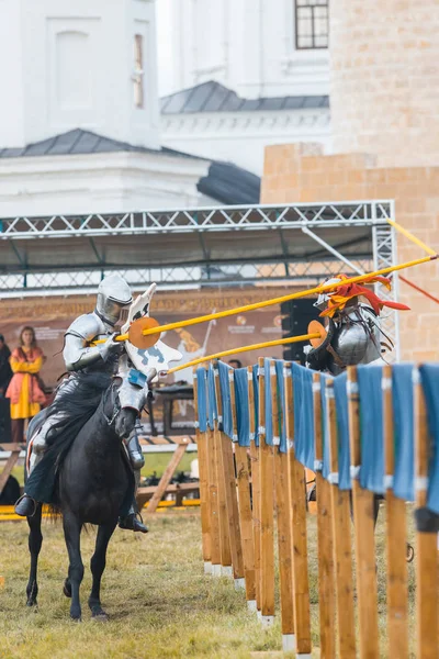 BULGAR, RUSSIE 11-08-2019 : Tournoi de chevaliers au festival médiéval en plein air - participants en armure complète visant l'adversaire avec une lance en bois — Photo