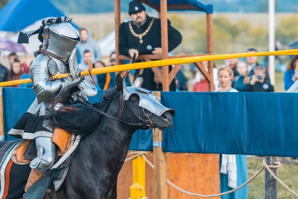BULGAR, RUSIA 11-08-2019: Torneo de Caballeros en el festival medieval - un participante en armadura completa apuntando al oponente —  Fotos de Stock