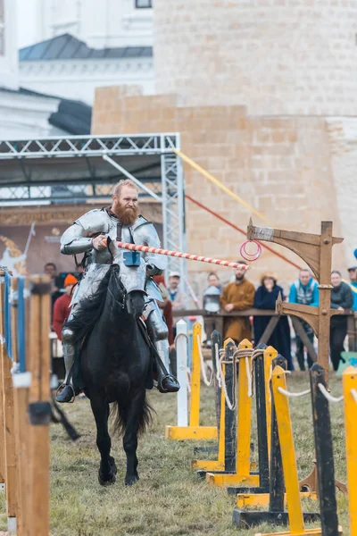 BULGAR, RUSIA 11-08-2019: Caballero montando un caballo por el camino y toma el anillo de la valla con una lanza - festival medieval — Foto de Stock