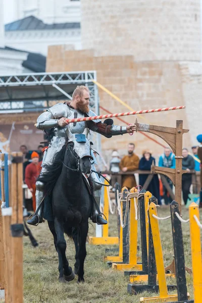 BULGAR, RUSIA 11-08-2019: Caballero montando un caballo por el camino y toma el anillo de la valla usando una lanza - festival medieval —  Fotos de Stock
