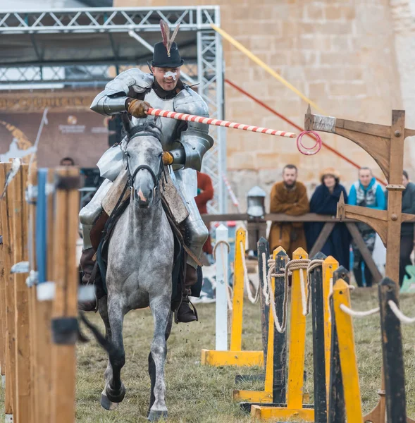 BULGAR, RUSIA 11-08-2019: Caballo a caballo por el camino y toma el anillo de la valla con una lanza - festival medieval —  Fotos de Stock