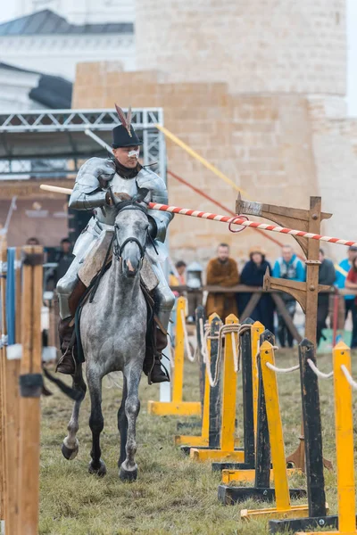 BULGAR, RUSIA 11-08-2019: Caballo a caballo por el camino y toma el anillo de la valla con una lanza —  Fotos de Stock