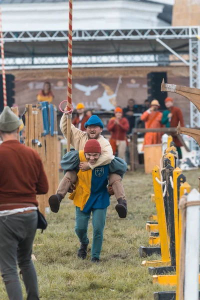 BULGAR, RUSIA 11-08-2019: Dos bufones se divierten en el campo de batalla en el festival medieval — Foto de Stock