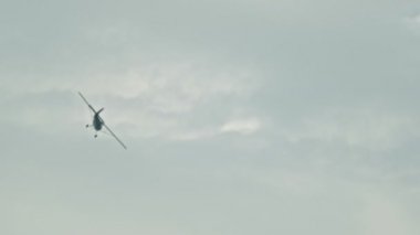 18 Ağustos 2019 Kazan, Rusya: Havada uçan askeri irtibat uçağı - bulutlu hava