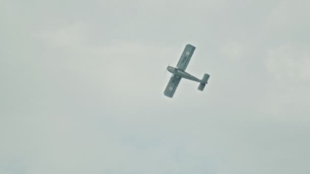 18 AOÛT 2019 KAZAN, RUSSIE : avion de liaison militaire volant dans le ciel — Video