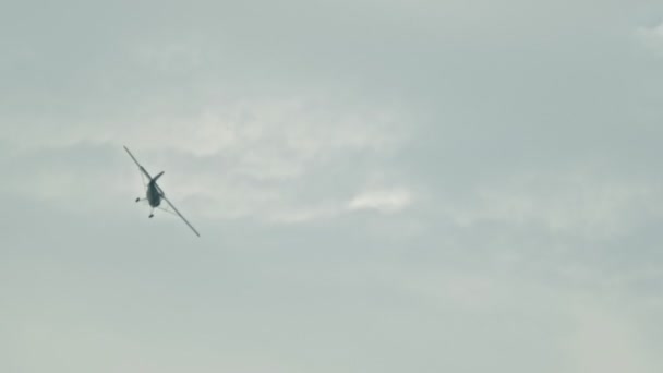 18. August 2019 kasan, russland: Militärverbindungsflugzeug fliegt in den Himmel - bewölktes Wetter — Stockvideo