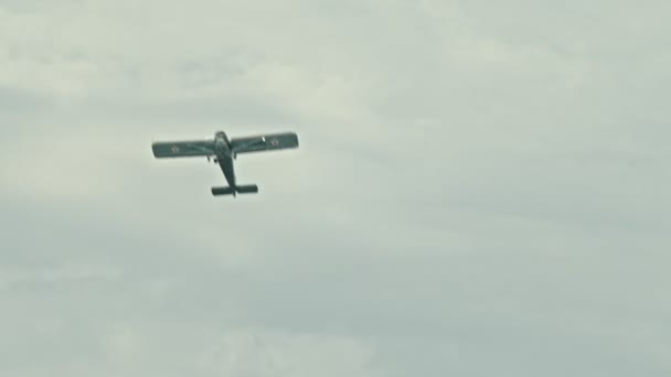 18 AOÛT 2019 KAZAN, RUSSIE : avion de liaison de l'armée volant dans le ciel — Video