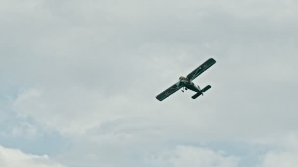 18 AUGUST 2019 KAZAN, RUSSIA: military liaison aircraft with front valve flying in the sky — Stock Video