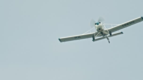 18 AGOSTO 2019 KAZAN, RÚSSIA: aeronave de ligação militar branca com válvula frontal voando no céu — Vídeo de Stock
