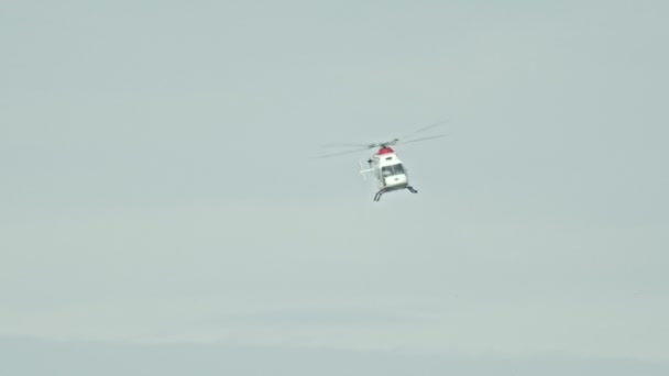 18 Ağustos 2019 Kazan, Rusya: Gökyüzünde uçan bir helikopter — Stok video