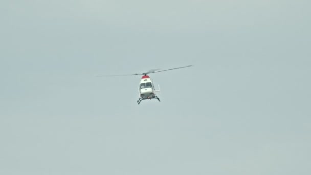 18 AOÛT 2019 KAZAN, RUSSIE : un hélicoptère volant dans le ciel bleu — Video