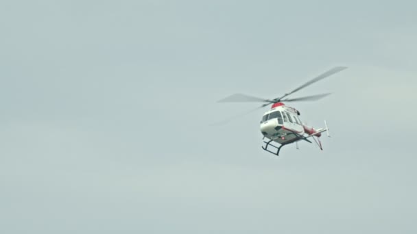 18 AUGUST 2019 KAZAN, RUSSIA: an ambulance helicopter flying in the sky — Stock Video