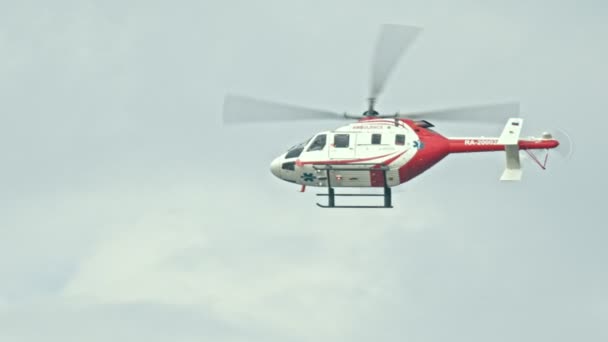 18 AGOSTO 2019 KAZAN, RUSSIA: un elicottero ambulanza che vola nel cielo - tempo nuvoloso — Video Stock