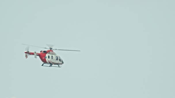 18 AGOSTO 2019 KAZAN, RÚSSIA: uma ambulância de helicóptero branco e vermelho voando no céu azul — Vídeo de Stock