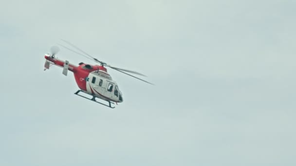 18 AGOSTO 2019 KAZAN, RÚSSIA: uma ambulância de helicóptero branco e vermelho voando no céu - tempo nublado — Vídeo de Stock