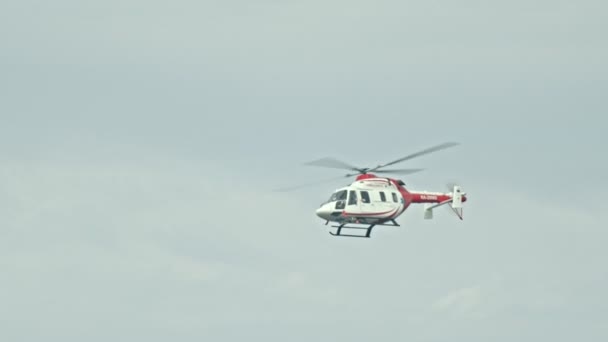 18 HARUS 2019 KAZAN, RUSSIA: sebuah helikopter ambulans terbang di langit dokter terburu-buru untuk menyelamatkan seseorang — Stok Video